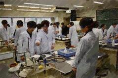 260209【写真】授業の風景95（２年「化学特講」、実験（フェノール、サリチル酸とその誘導体）） (2).JPGのサムネイル画像