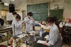 260209【写真】授業の風景95（２年「化学特講」、実験（フェノール、サリチル酸とその誘導体）） (6).JPGのサムネイル画像