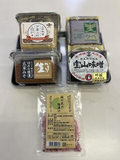 260420【写真】授業の風景③（３年「生活文化」、オリエンテーション（だし汁と味噌のテイスティング）） (2).jpgのサムネイル画像