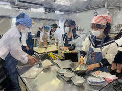 260423【写真】授業の風景⑤（２年「生活科学」、スイートポテトとラングドシャ） (2).JPGのサムネイル画像