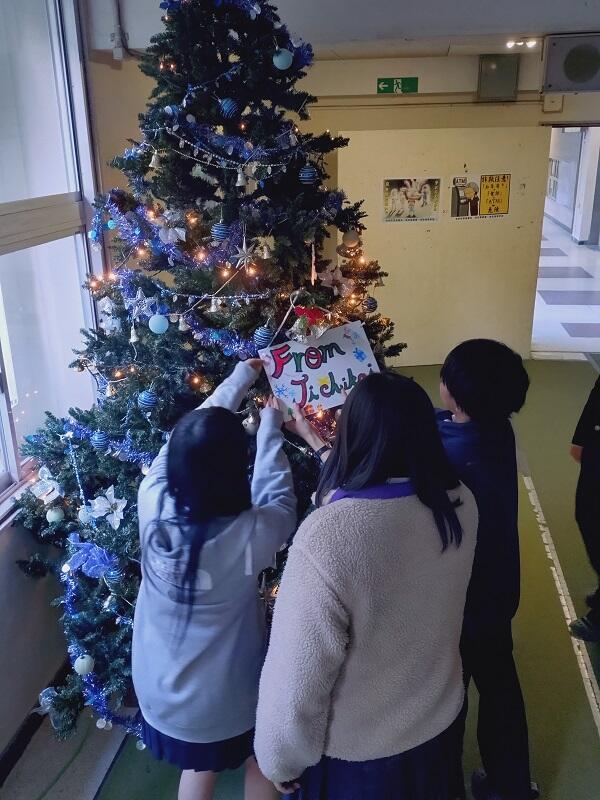 24クリスマスツリー設置 (3).JPG