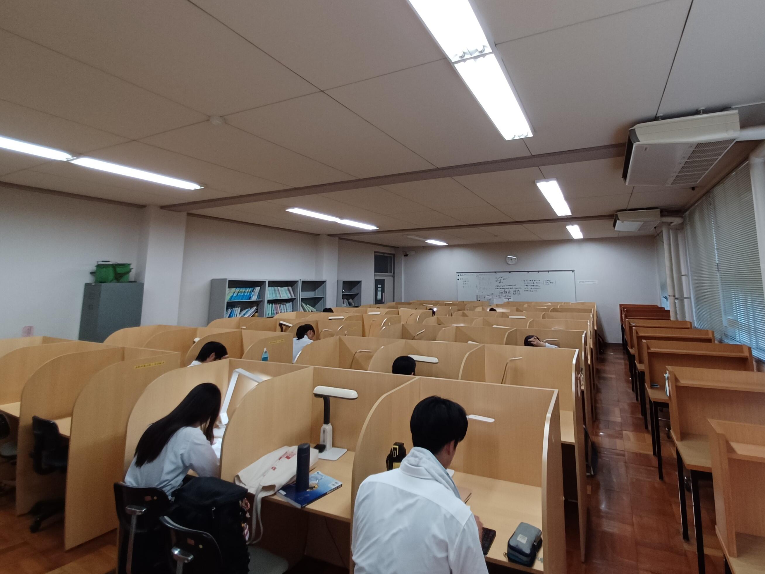 自習室の夏休み朝８時３０分の様子