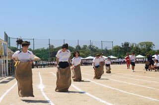 IMG_8727障害物女子麻袋.JPG
