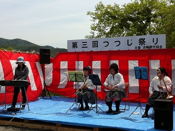 吹奏楽部と生田先生　つつじ祭り.jpg