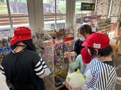 ④おみやげ女子.jpg