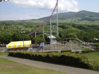 H27修学旅行 ルスツリゾート内遊園地.jpg
