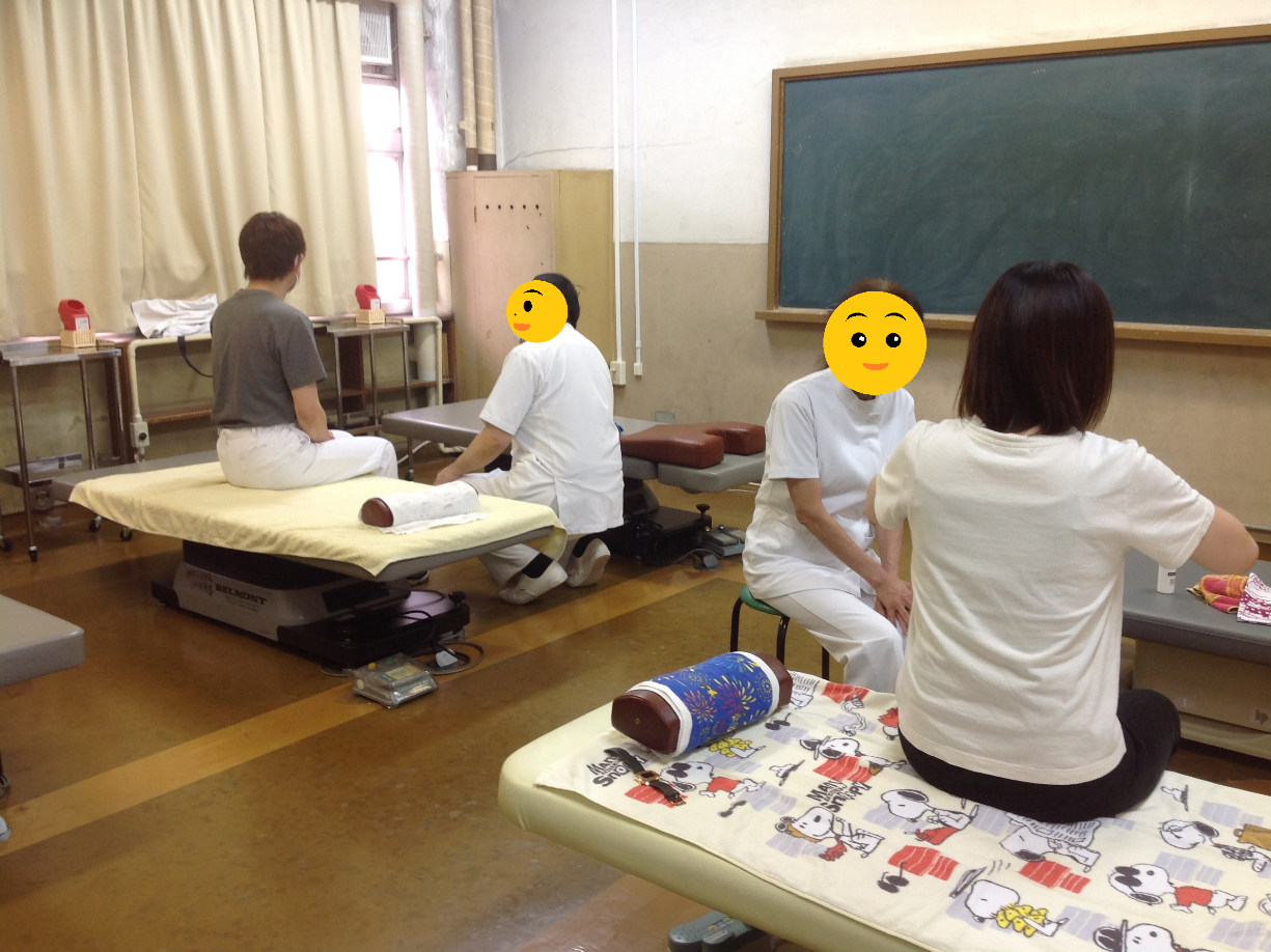 画像 症状の聞き取りをしている生徒