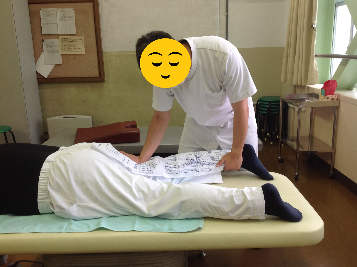 画像 うつ伏せで太もも後面へ施術