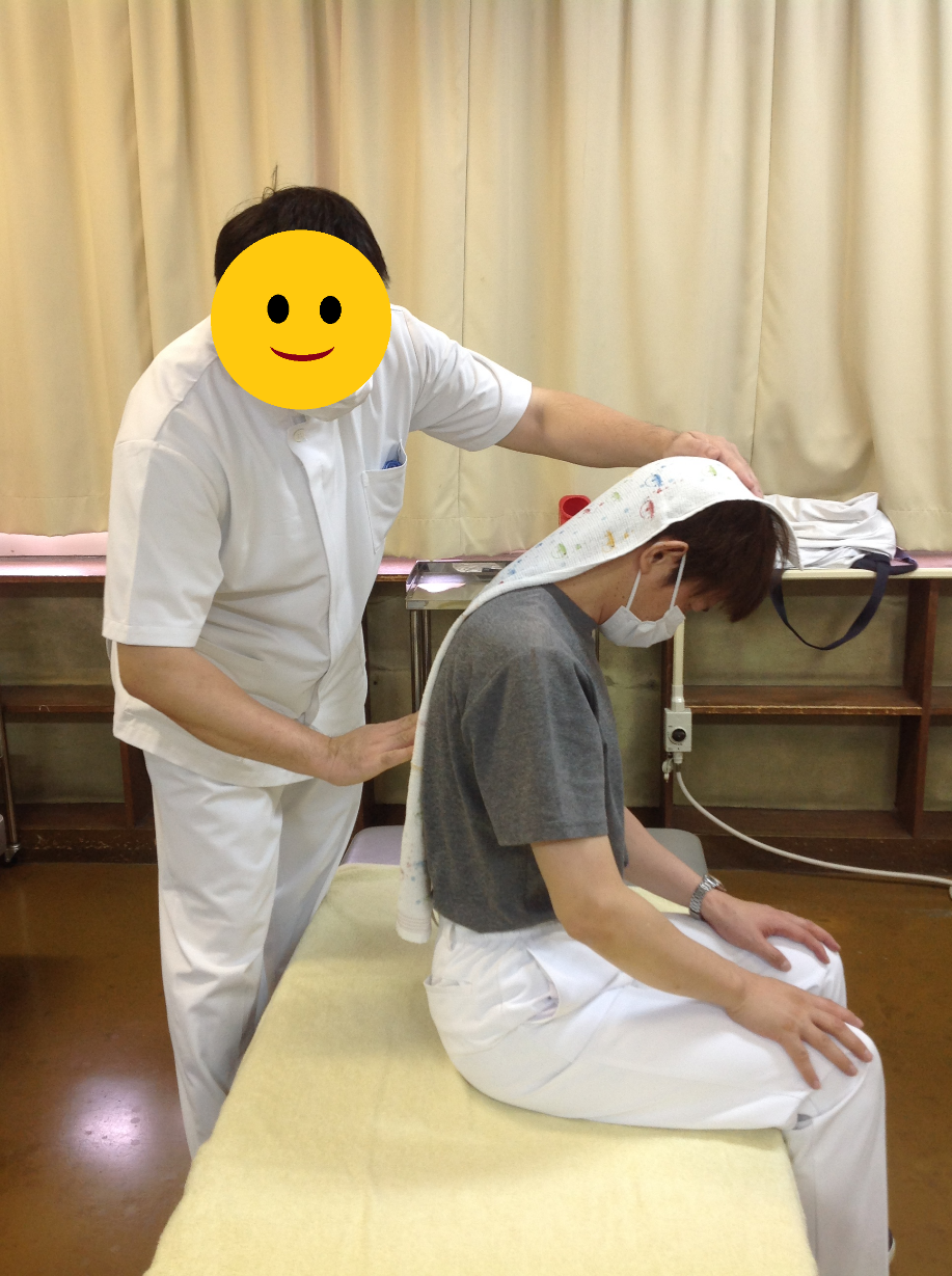 画像 くびを動かしながら筋肉を触っている生徒