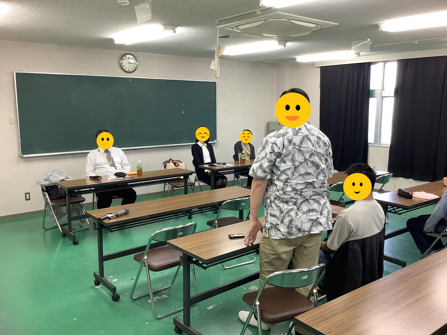 画像 起立して質問する生徒