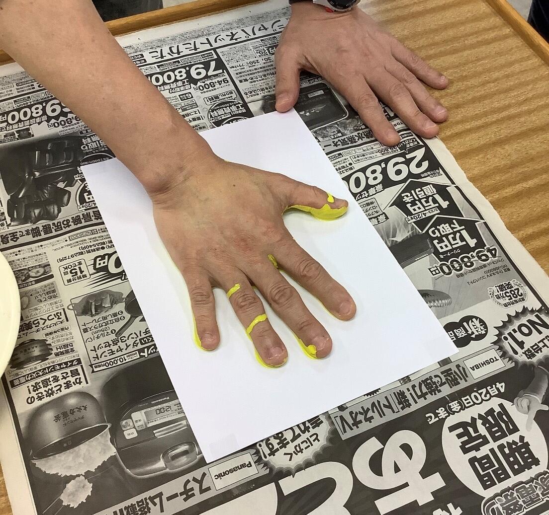 画像 画用紙に手形をつけているところ
