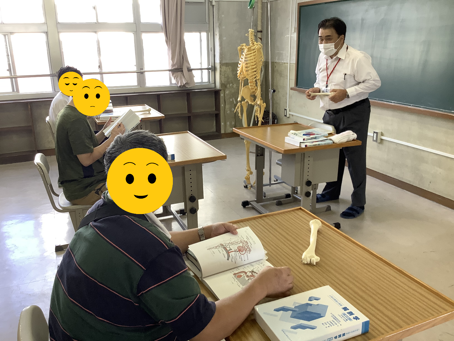 画像 教員が上腕骨の模型を使って説明