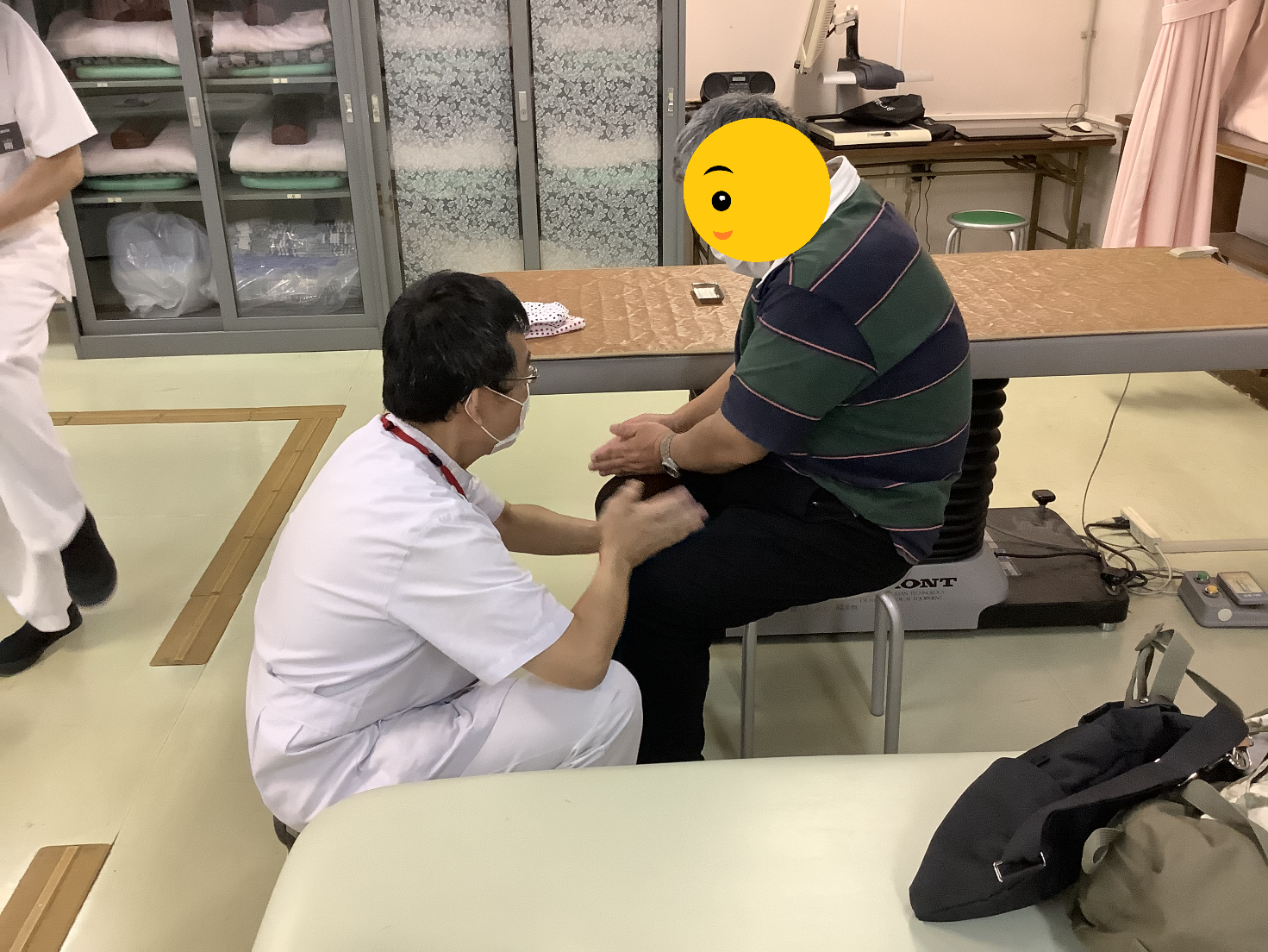 画像 教員と一緒にあんまの手技 合掌打 をする参加者