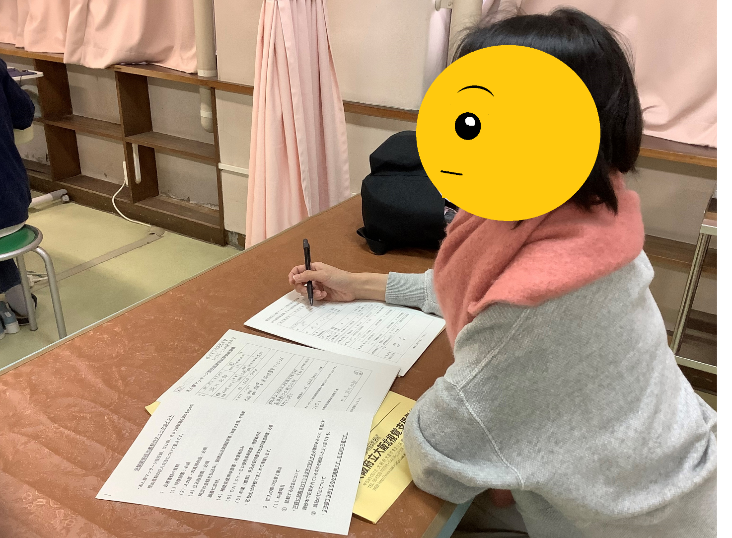 画像 書類を見ながらメモをとる生徒