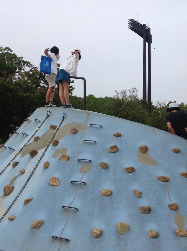 長居公園の遊具の上で