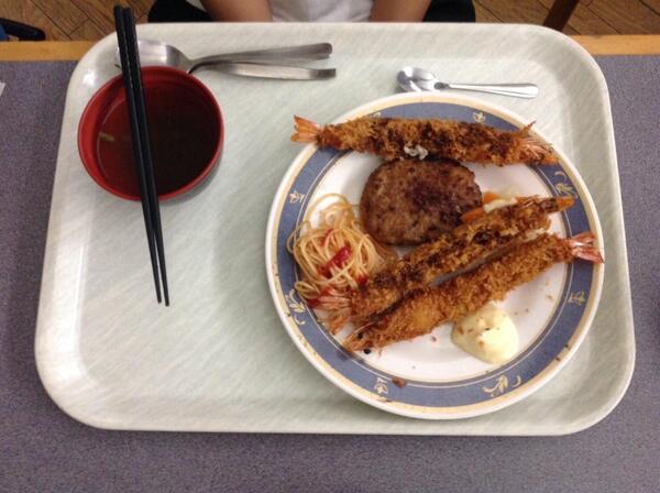 夕食はエビフライ