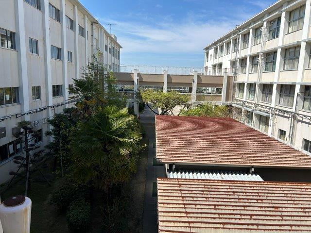 schoolbuilding.jpg
