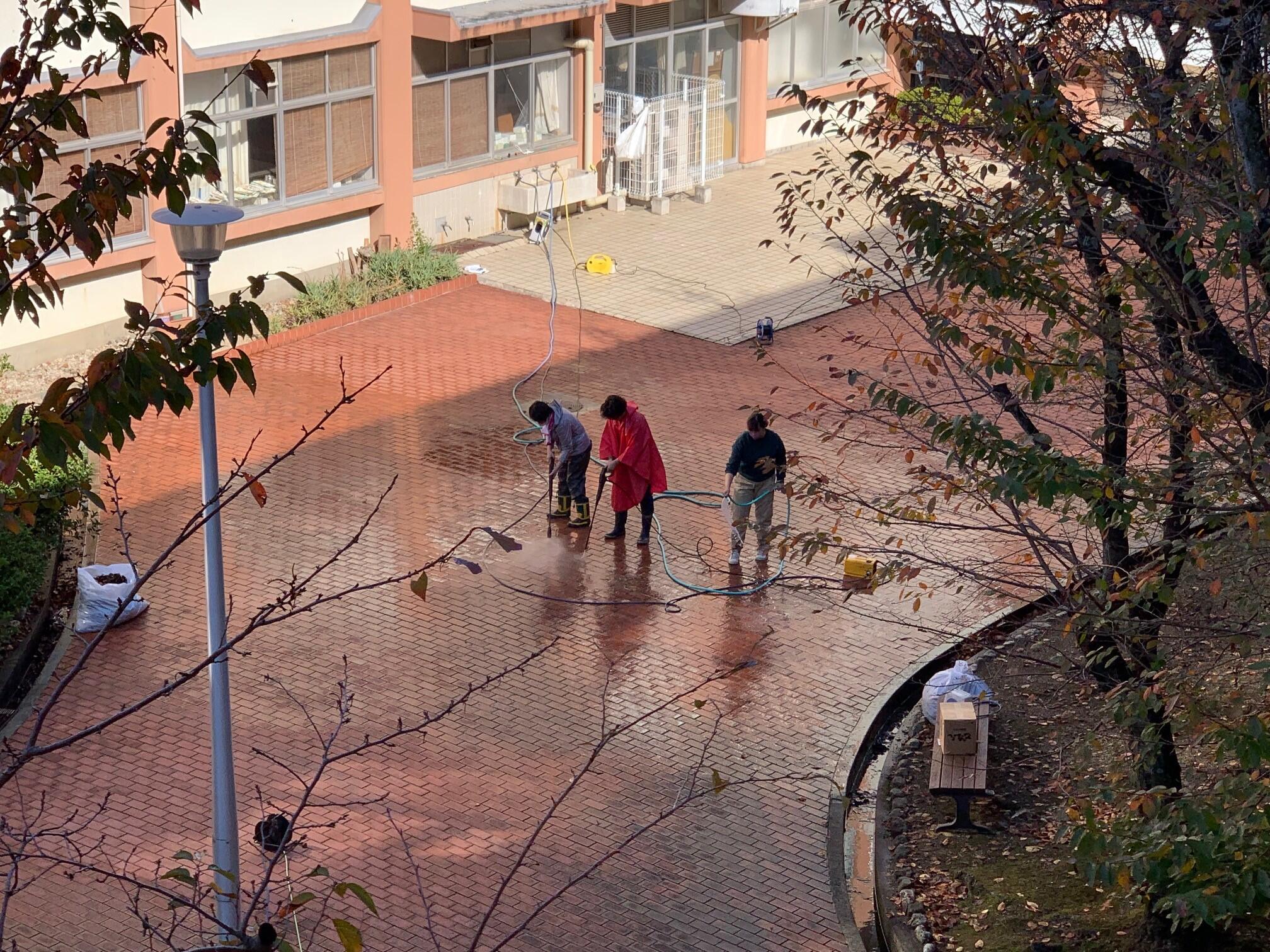 中庭掃除.jpg