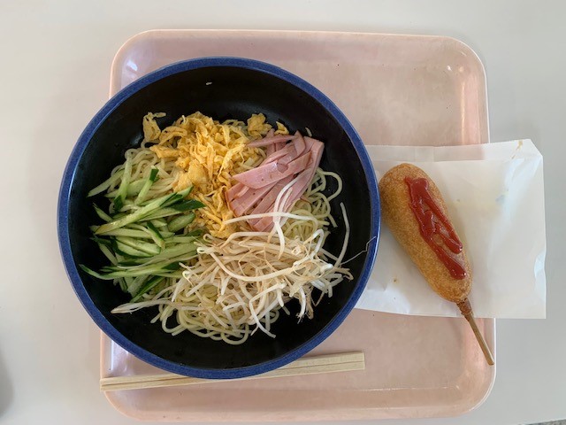 冷麺とアメリカンドッグ