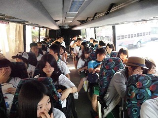 学校交流に向かうバス内.jpg