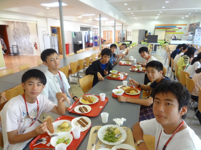 食事風景(男子)