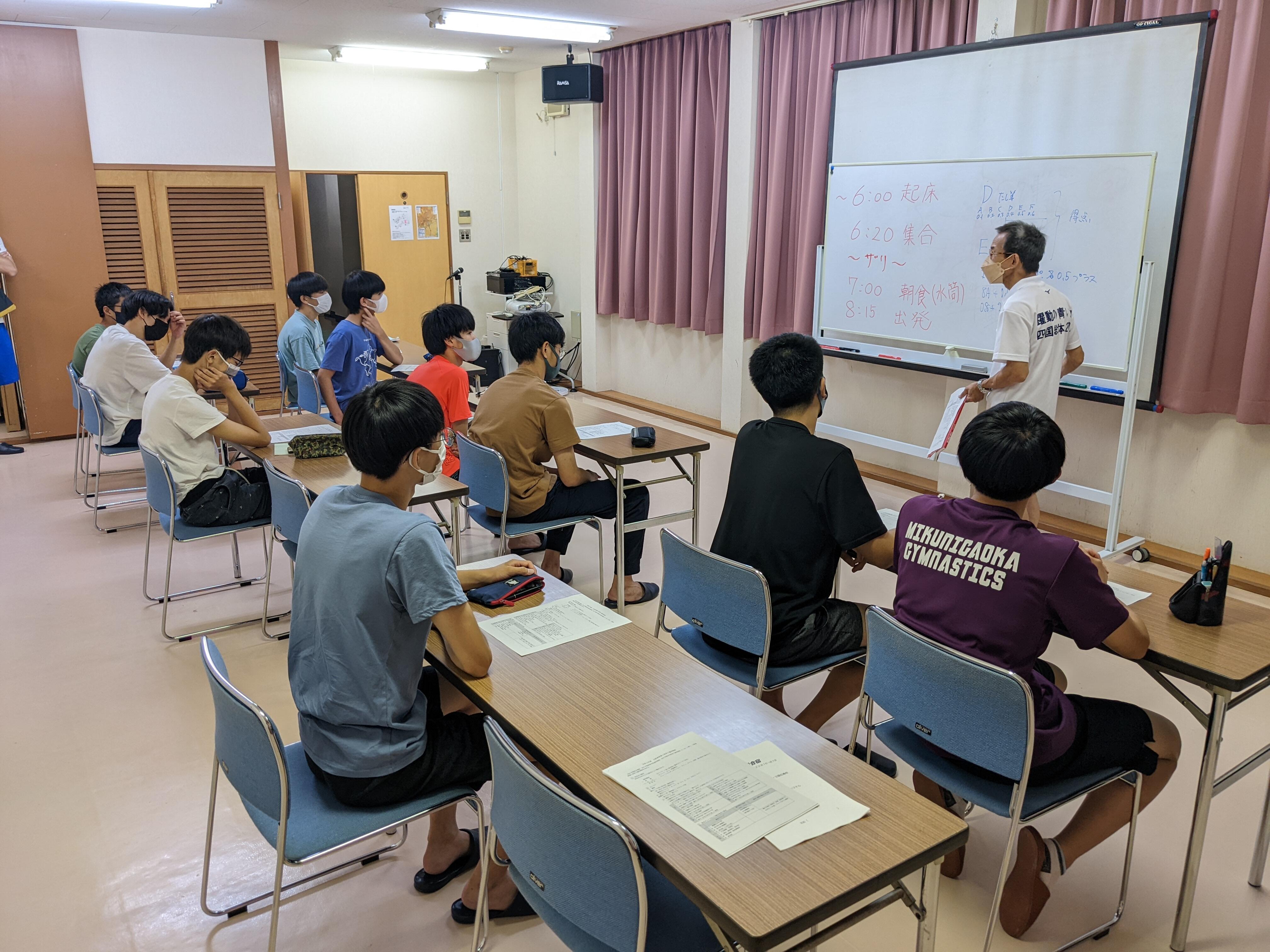 2022 夏合宿 勉強会男子.jpg