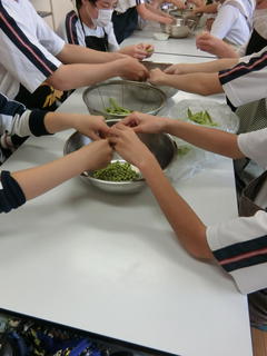 2中学部豆むき.JPG