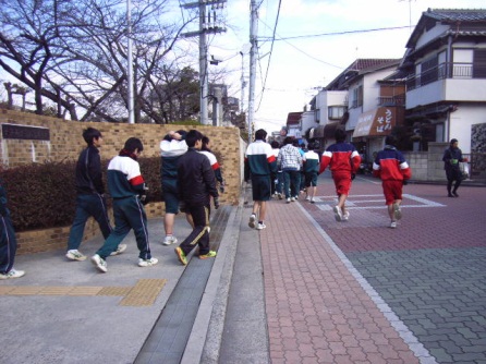 学校から徒歩で浜寺公園へ.jpg