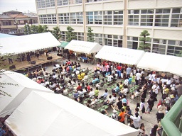 130908文化祭中庭風景2.jpg