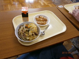 0411初給食.jpg