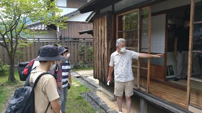 甲社宅の説明を聞く部員たち.jpg