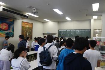 食堂予想以上に人気.jpg