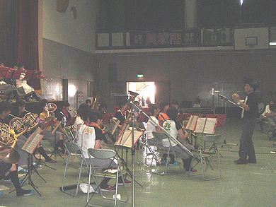 指揮者が海賊の格好で登場