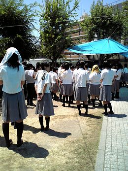2007年大阪府吹奏楽コンクール府大会での楽器の積み降ろし