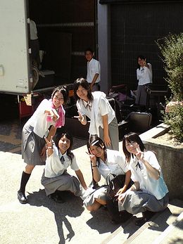 2007年大阪府吹奏楽コンクール府大会での楽器の積み降ろし