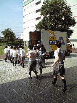 2007年関西吹奏楽コンクールでの楽器積み降ろし