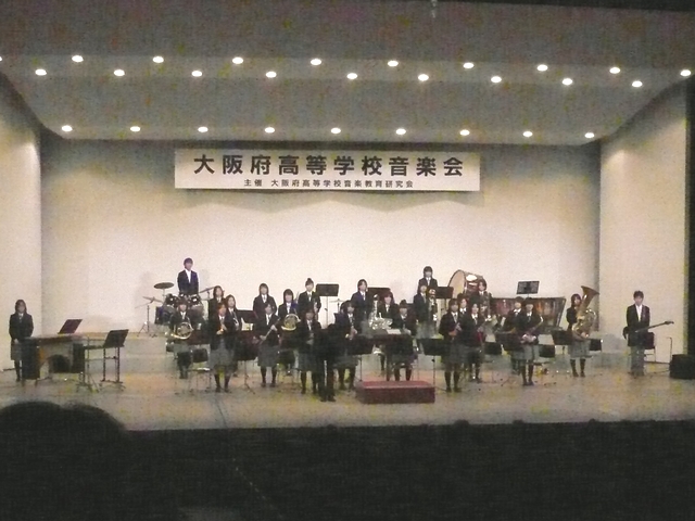 演奏終了、部員起立、指揮者礼