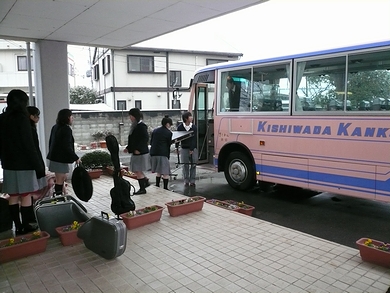 バスへの積み込み