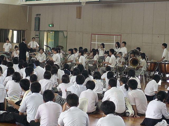 体育館での「悪魔の踊り」演奏風景