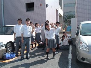 朝、会館裏手にて