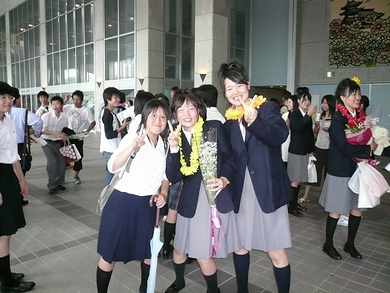 ロビーでお客さんとピース。