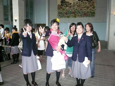 3人でロビーでピース。