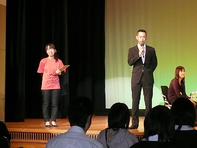 左に司会者、右に貝吹の楽長さん