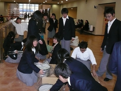 楽器を片づけています