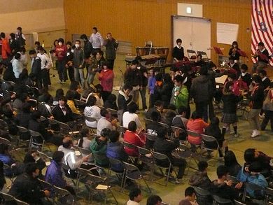 佐野支援の生徒が踊っています
