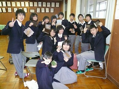 音楽室で、プレゼントを手に