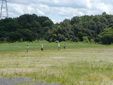 広場で4人が練習