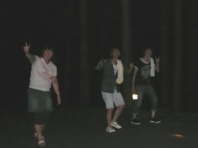 暗闇の中に3人