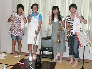 4人