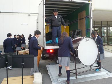 トラックにバスドラムを積み込んでいます